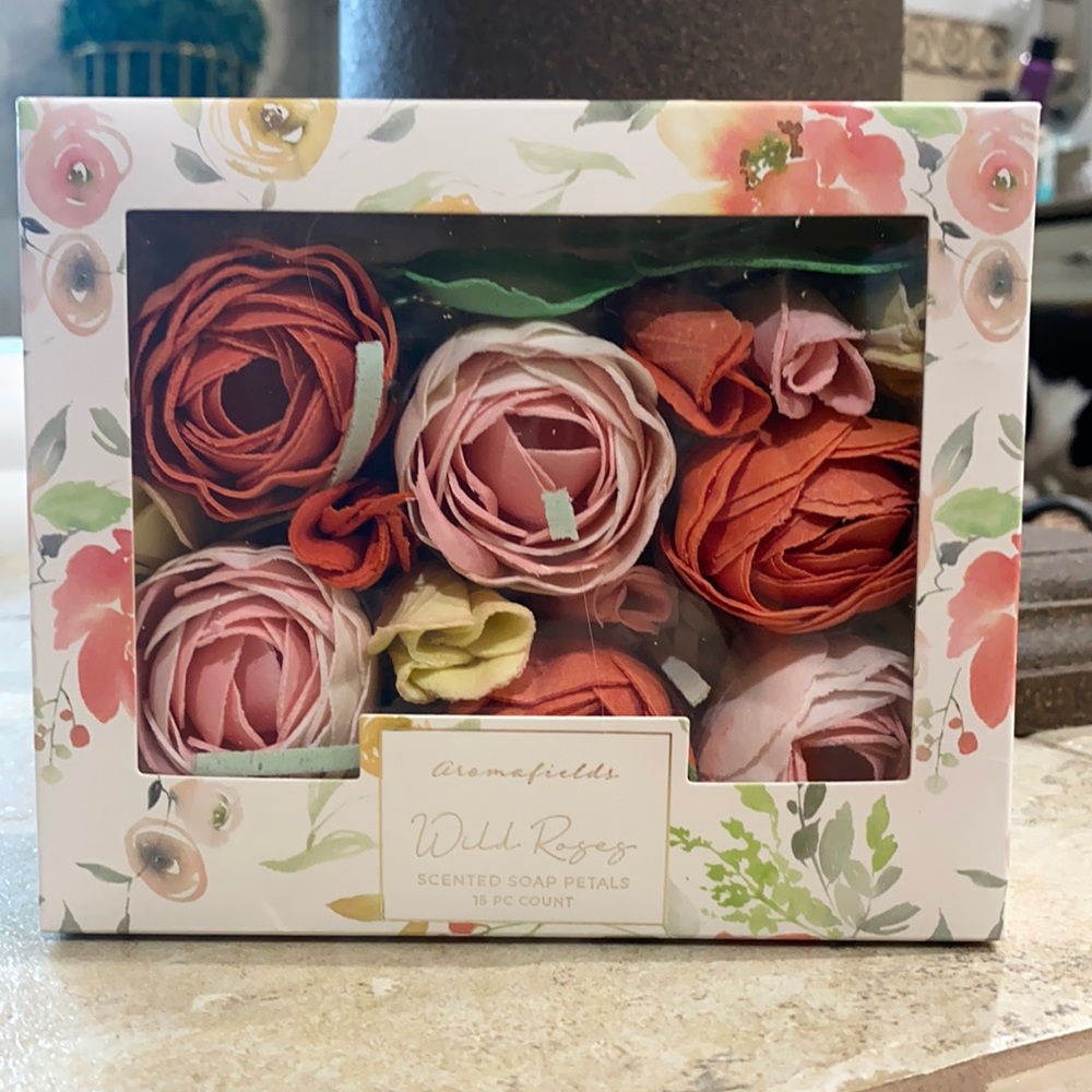 🌹NEW IN BOX! Wild Rose Soap Petals🌹